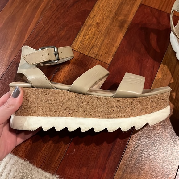 Steve Madden, size 7, tan platform sandals with cork platform, comfy & cute - Picture 2 of 4